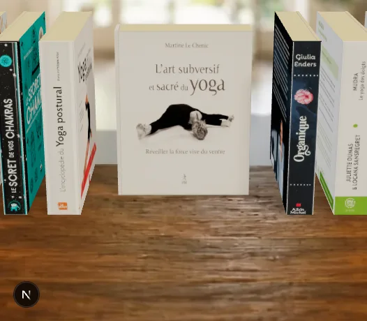 Les livres de Laurence alignés sur la table en bois, couvertures visibles