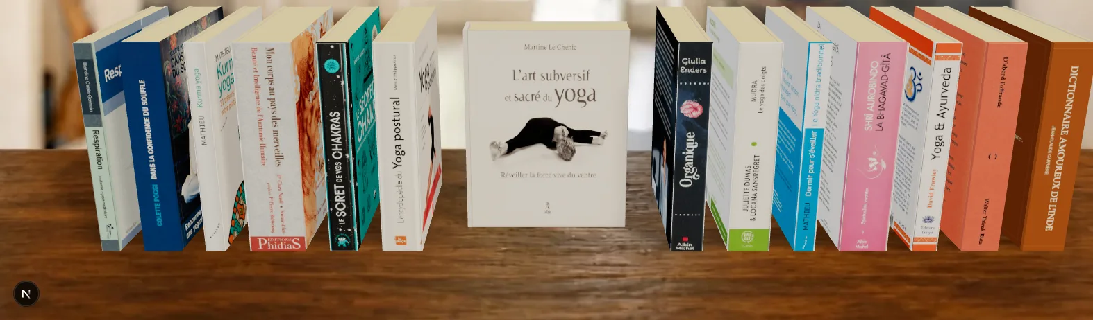 Les livres de Laurence alignés sur la table en bois, couvertures visibles